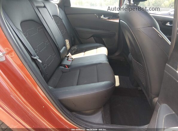 3KPF54ADXPE533902 2023 KIA FORTE Red VIN կոդի պիտակի տեսք