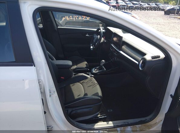 3KPF54ADXPE646894 2023 KIA FORTE White Вид салону спереду
