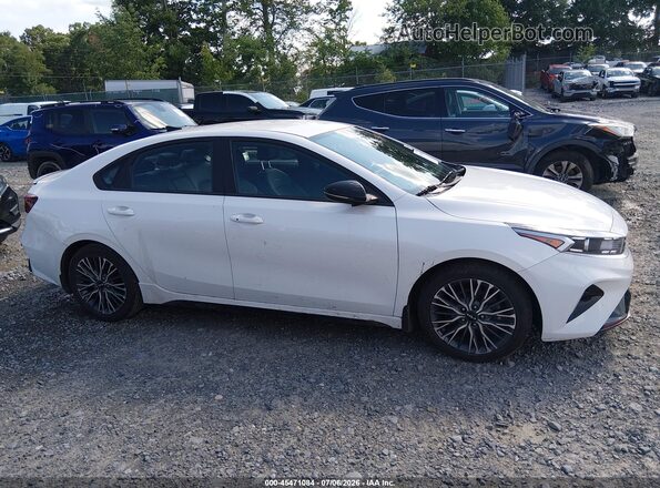3KPF54ADXPE646894 2023 KIA FORTE White Вид задньої частини салону