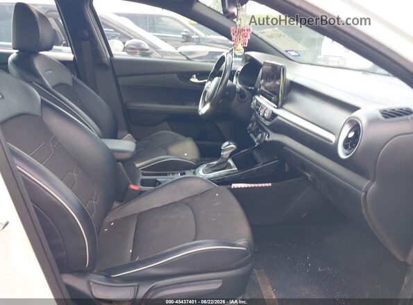 3KPF54ADXRE718180 2024 KIA FORTE White Widok wnętrza z przodu