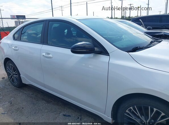 3KPF54ADXRE718180 2024 KIA FORTE White Widok wnętrza z tyłu