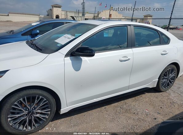 3KPF54ADXRE718180 2024 KIA FORTE White Widok wnętrza 360 stopni