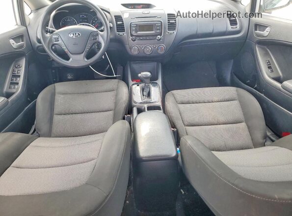 3KPFK4A70HE064761 2017 KIA FORTE White Widok deski rozdzielczej