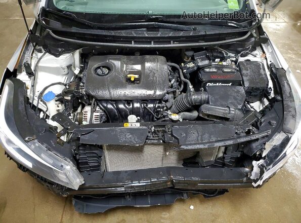 3KPFK4A70HE111075 2017 KIA FORTE Silver Вид задньої частини салону