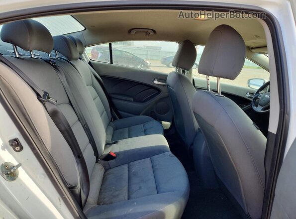 3KPFK4A71HE035804 2017 KIA FORTE Белый Вид задних сидений