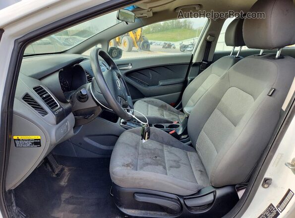 3KPFK4A71HE035804 2017 KIA FORTE Белый Вид салона спереди