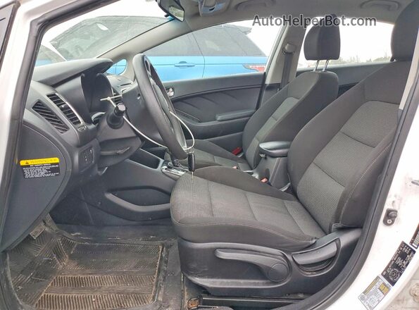 3KPFK4A73HE006921 2017 KIA FORTE Белый Вид салона спереди