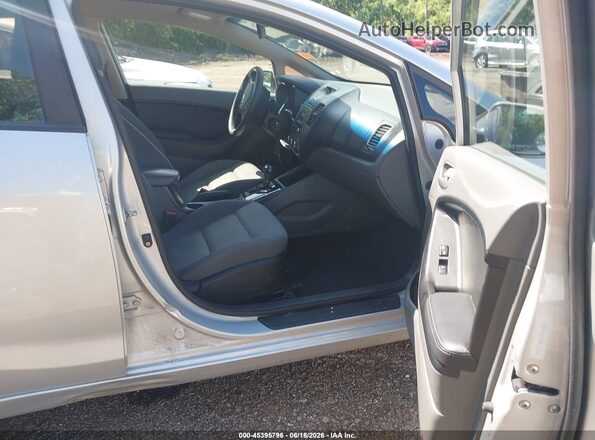 3KPFK4A74HE075939 2017 KIA FORTE Silver Вид салону спереду