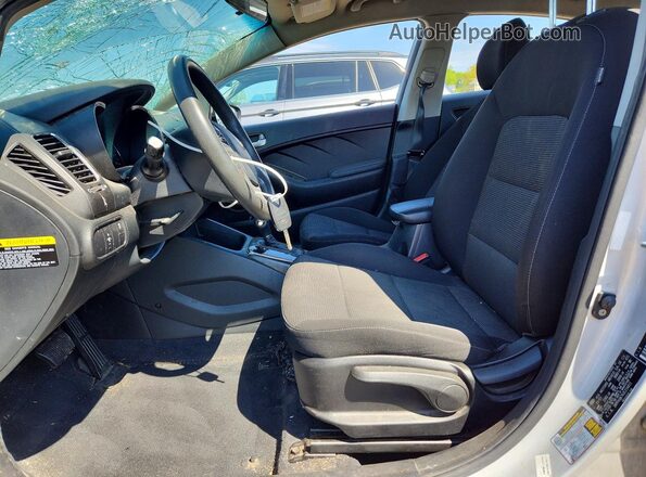 3KPFK4A74JE214411 2018 KIA FORTE Silver Widok wnętrza z przodu