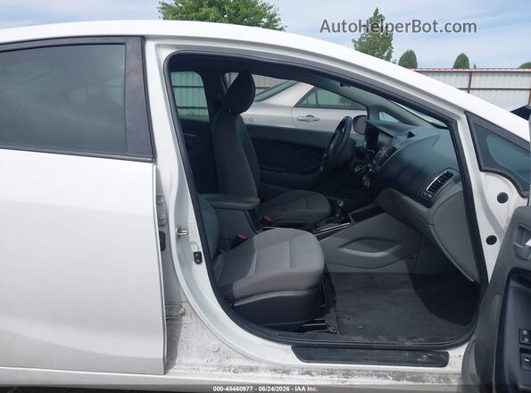 3KPFK4A75HE068787 2017 KIA FORTE White Вид салону спереду