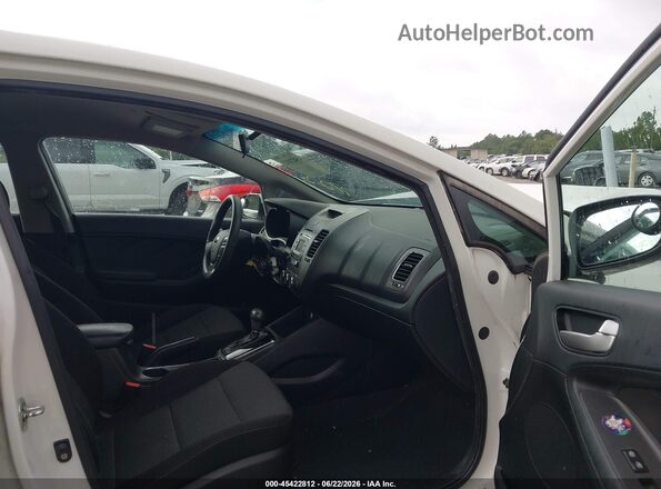 3KPFK4A76JE229010 2018 KIA FORTE Белый Вид салона спереди