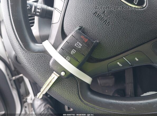 3KPFK4A77HE098003 2017 KIA FORTE Silver Widok deski rozdzielczej