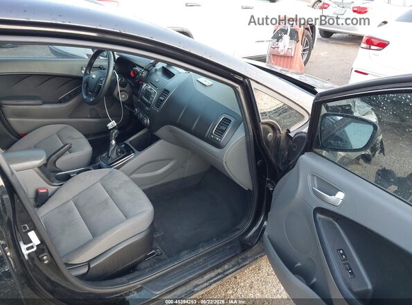 3KPFK4A78HE077516 2017 KIA FORTE Black Вид салону спереду