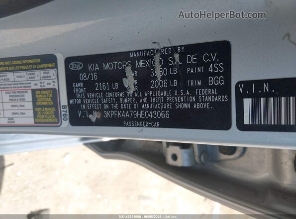 3KPFK4A79HE043066 2017 KIA FORTE Silver Vista del compartimento del motor