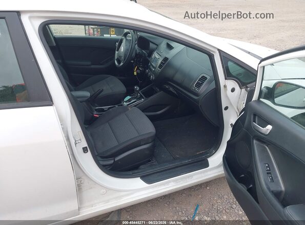 3KPFL4A72HE053399 2017 KIA FORTE White Widok wnętrza z przodu