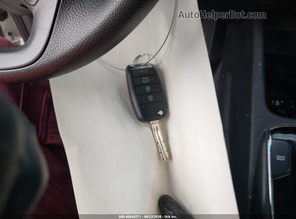 3KPFL4A72HE053399 2017 KIA FORTE White Widok deski rozdzielczej