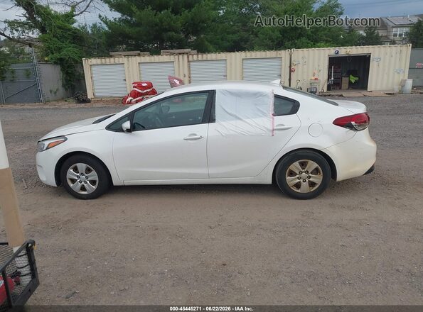 3KPFL4A72HE053399 2017 KIA FORTE White Widok wnętrza 360 stopni