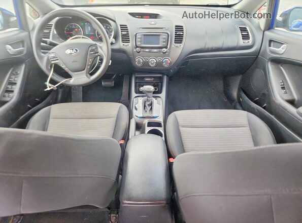 3KPFL4A73HE007967 2017 KIA FORTE Синий Вид панели приборов
