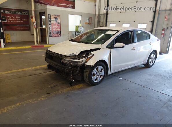 3KPFL4A73JE262771 2018 KIA FORTE White Առջևի ձախ երեք քառորդ տեսարան
