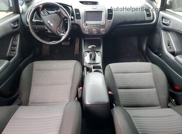 3KPFL4A75HE030036 2017 KIA FORTE Gray Vista del salpicadero