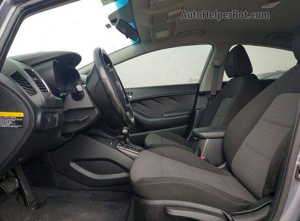 3KPFL4A75HE030036 2017 KIA FORTE Gray Vista interior delantera