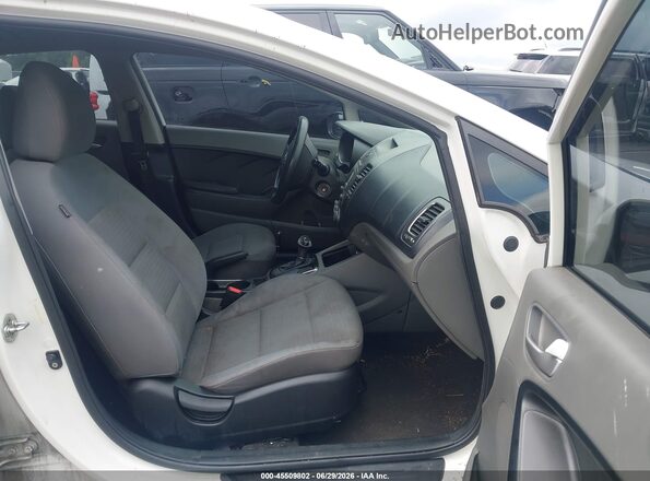 3KPFL4A75HE084579 2017 KIA FORTE White Widok wnętrza z przodu