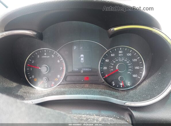 3KPFL4A75HE084579 2017 KIA FORTE White Widok tylnych siedzeń