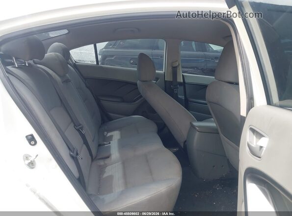 3KPFL4A75HE084579 2017 KIA FORTE White Widok naklejki z numerem VIN