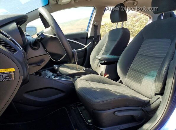 3KPFL4A76HE017456 2017 KIA FORTE Blue Widok wnętrza z przodu