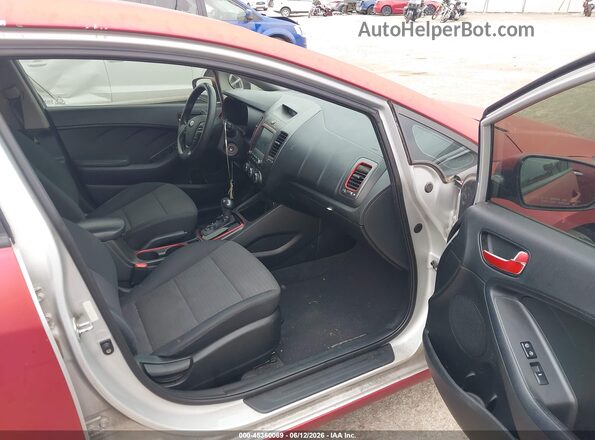 3KPFL4A76JE195311 2018 KIA FORTE Red Vista interior delantera