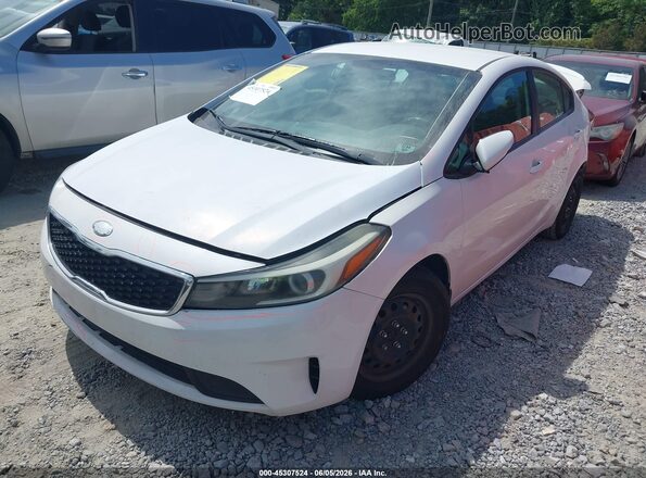 3KPFL4A77JE215761 2018 KIA FORTE White Vista tres cuartos delantera izquierda