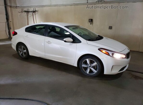 3KPFL4A77JE235394 2018 KIA FORTE White Передня права чверть