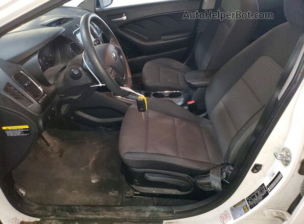 3KPFL4A77JE235394 2018 KIA FORTE White Вид салону спереду
