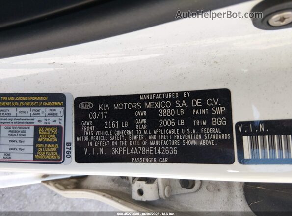 3KPFL4A78HE142636 2017 KIA FORTE White Vista del compartimento del motor