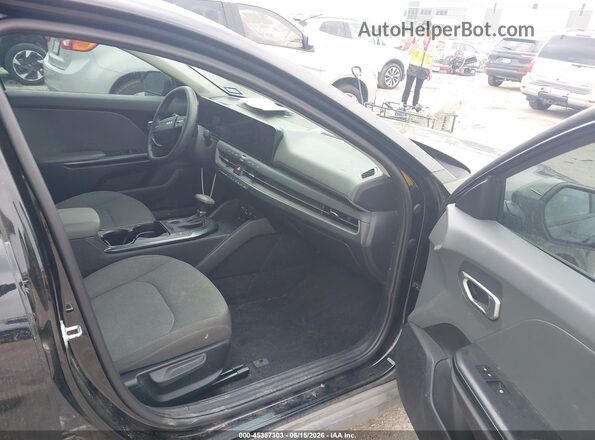 3KPFT4DE0SE024517 2025 KIA K4 Black Սալոնի դիմացի տեսք