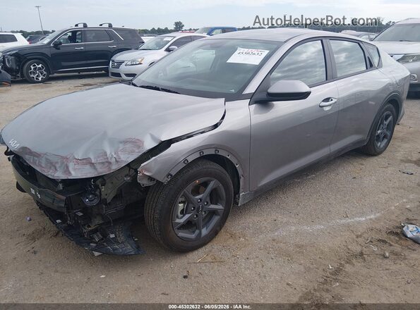 3KPFT4DE0SE206993 2025 KIA K4 Gray Առջևի ձախ երեք քառորդ տեսարան