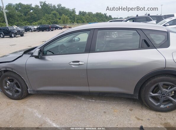 3KPFT4DE0SE206993 2025 KIA K4 Gray Սալոնի 360 աստիճան տեսք