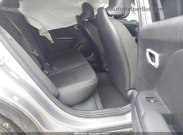 3KPFT4DE0TE293795 2026 KIA K4 Silver Widok naklejki z numerem VIN