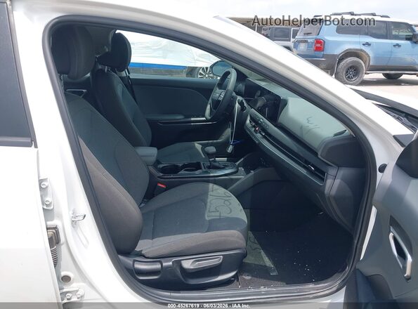 3KPFT4DE1SE030603 2025 KIA K4 White Widok wnętrza z przodu