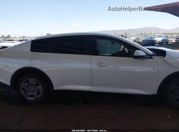 3KPFT4DE1SE089800 2025 KIA K4 White Widok wnętrza z tyłu