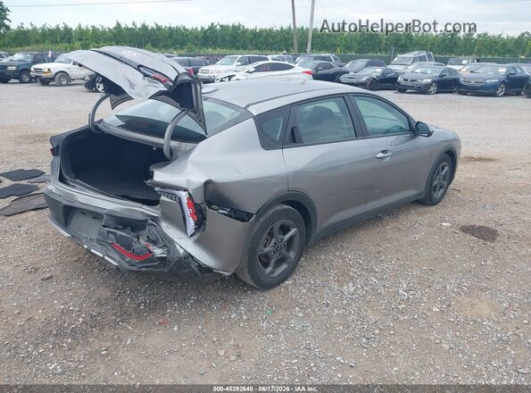 3KPFT4DE2SE014099 2025 KIA K4 Silver Trasero derecho