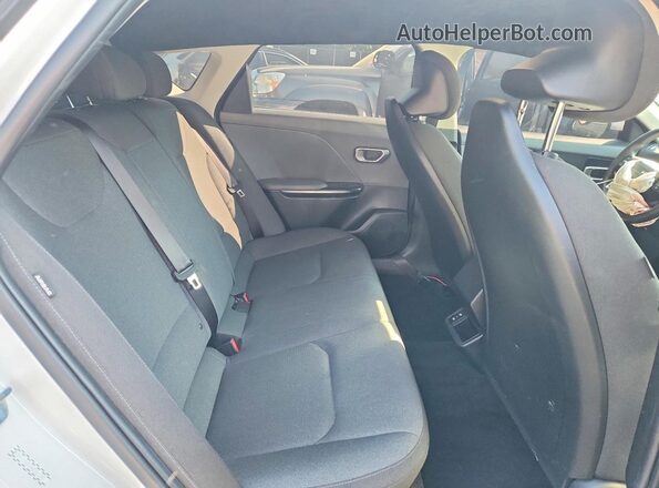 3KPFT4DE2SE066185 2025 KIA K4 White Widok tylnych siedzeń