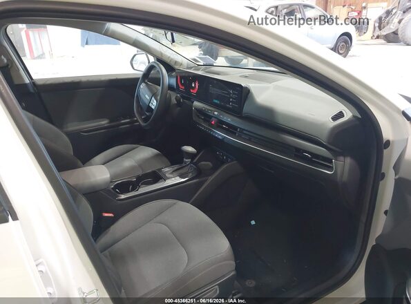 3KPFT4DE2SE089577 2025 KIA K4 White Вид салону спереду
