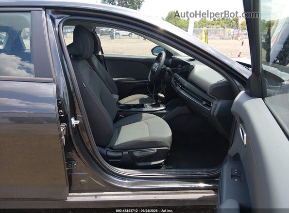 3KPFT4DE2SE109939 2025 KIA K4 Gray Vista interior delantera