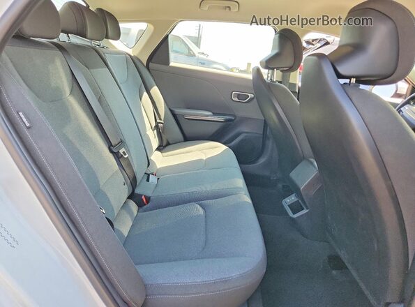 3KPFT4DE3SE017495 2025 KIA K4 White უკანა სავარძლების ხედი