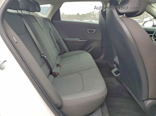 3KPFT4DE5SE121633 2025 KIA K4 White Widok tylnych siedzeń