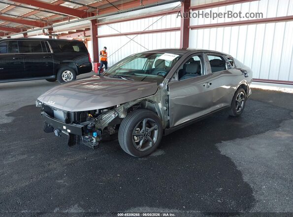 3KPFT4DE6SE178505 2025 KIA K4 Silver წინა მარცხენა ხედი სამი მეოთხედიდან