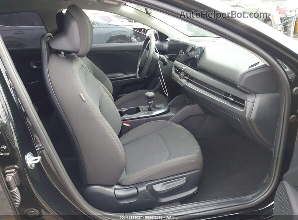 3KPFT4DE6TE323754 2026 KIA K4 Black Вид салону спереду