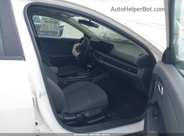 3KPFT4DE7SE064898 2025 KIA K4 White Widok wnętrza z przodu