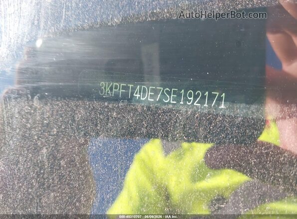 3KPFT4DE7SE192171 2025 KIA K4 Gray Vista del compartimento del motor